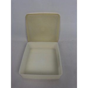 VINTAGE TUPPERWARE SANDWICH KEEPER #670-2 WITH LID #671-2